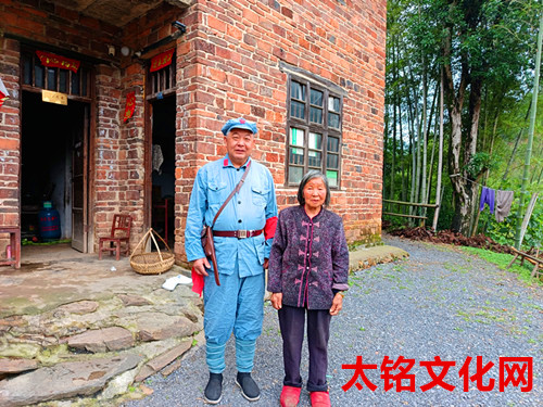 1753603868470437.jpg 2024年5月5日湖南省邵阳市去重走长征路同老妈合影_副本.jpg