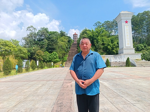 1759219586851433.jpg 2025年9月20日广西壮族自治区玉林市玉州区龟山公园内玉林市烈士纪念广场 纪念碑_副本.jpg