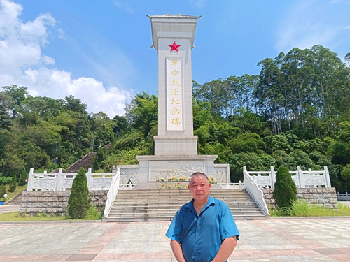 1759219696719705.jpg 2025年9月20日广西壮族自治区玉林市玉州区龟山公园内玉林市烈士纪念广场纪念碑_副本.jpg