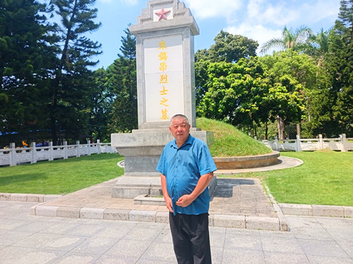 1759387515436709.jpg 2025年9月20日广西壮族自治区玉林市玉州区人民公园内的南面有朱锡昂烈士墓。_副本.jpg