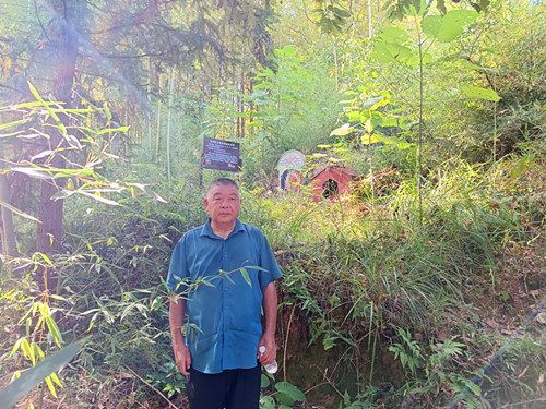 1760007675164829.jpg 2025年10月5日到湖南省邵东市灵官殿镇衡宝战役中乡战场的 佳木村 于占才营长烈士墓地_副本.jpg