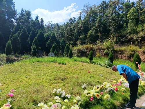 1760007947997166.jpg 2025年10月5日到湖南省邵东市灵官殿镇衡宝战役中乡战场的双桂村雷打石烈士陵园1_副本.jpg