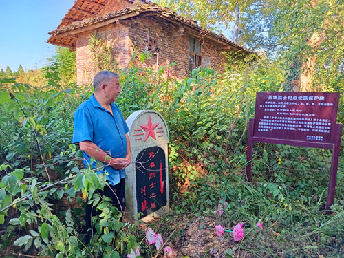 1760009214109876.jpg 2025年10月7日到湖南省邵东市灵官殿镇衡宝战役花园村长丰岭烈士墓_副本.jpg