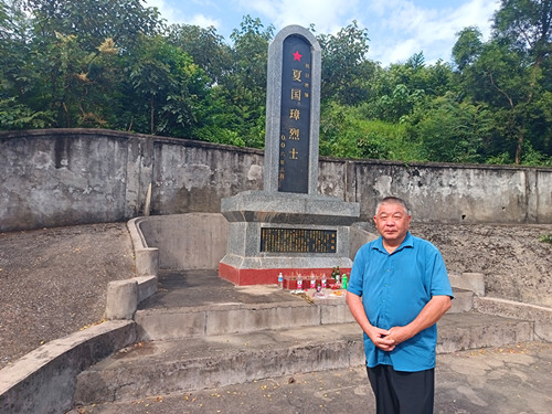 1760173549226187.jpg 2025年9月20日广西壮族自治区玉林市容县容州镇杨叶村佛子冲百足山的夏国璋烈士纪念碑前_副本.jpg