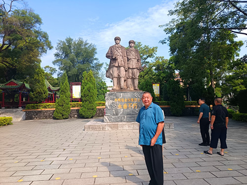 1760350144132220.jpg 2025年9月20日广西壮族自治区玉林市北流市城东北田螺岭 李明瑞俞作豫纪念塑像_副本.jpg